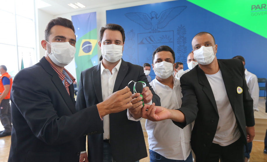 O governador Carlos Massa Ratinho Junior entrega   nesta quarta-feira (24),  29 Caminhões Pipa, Compactadores de Lixo e ColetaSeletiva,  acompanhado  do Secretário do Desenvolvimento Sustentável e do Turismo,  Marcio Nunes do Secretaria de Estado da Administração e Previdência, Marcel Micheletto   e do chefe da Casa Civil, Guto Silva.  Curitiba, 24/02/2021. Foto: Geraldo Bubniak/AEN