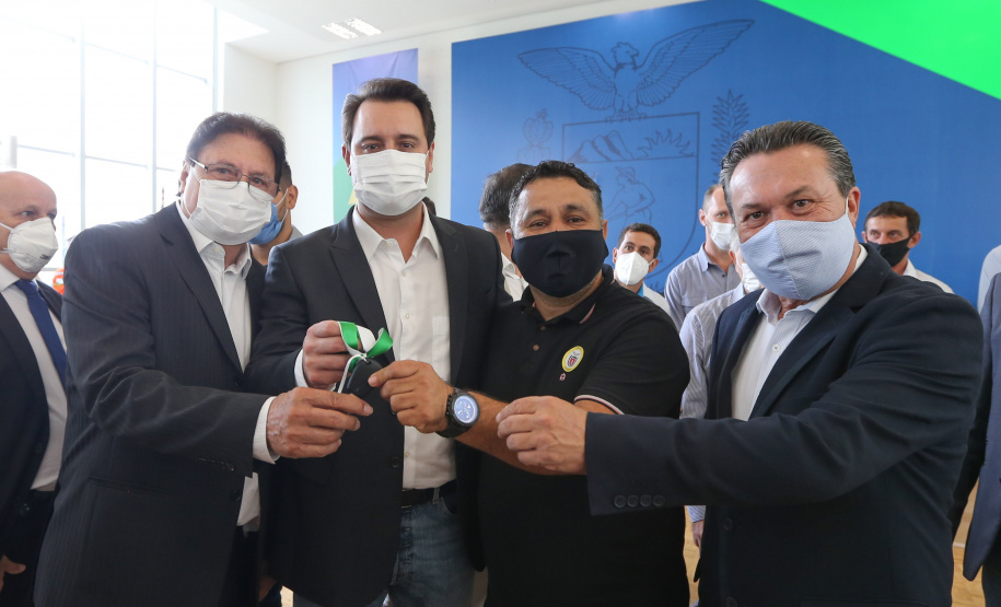 O governador Carlos Massa Ratinho Junior entrega   nesta quarta-feira (24),  29 Caminhões Pipa, Compactadores de Lixo e ColetaSeletiva,  acompanhado  do Secretário do Desenvolvimento Sustentável e do Turismo,  Marcio Nunes do Secretaria de Estado da Administração e Previdência, Marcel Micheletto   e do chefe da Casa Civil, Guto Silva.  Curitiba, 24/02/2021. Foto: Geraldo Bubniak/AEN