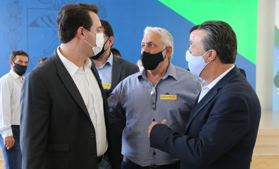 O governador Carlos Massa Ratinho Junior entrega   nesta quarta-feira (24),  29 Caminhões Pipa, Compactadores de Lixo e ColetaSeletiva,  acompanhado  do Secretário do Desenvolvimento Sustentável e do Turismo,  Marcio Nunes do Secretaria de Estado da Administração e Previdência, Marcel Micheletto   e do chefe da Casa Civil, Guto Silva.  Curitiba, 24/02/2021. Foto: Geraldo Bubniak/AEN