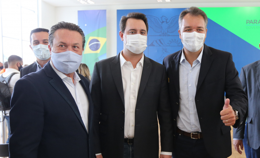 O governador Carlos Massa Ratinho Junior entrega   nesta quarta-feira (24),  29 Caminhões Pipa, Compactadores de Lixo e ColetaSeletiva,  acompanhado  do Secretário do Desenvolvimento Sustentável e do Turismo,  Marcio Nunes do Secretaria de Estado da Administração e Previdência, Marcel Micheletto   e do chefe da Casa Civil, Guto Silva.  Curitiba, 24/02/2021. Foto: Geraldo Bubniak/AEN