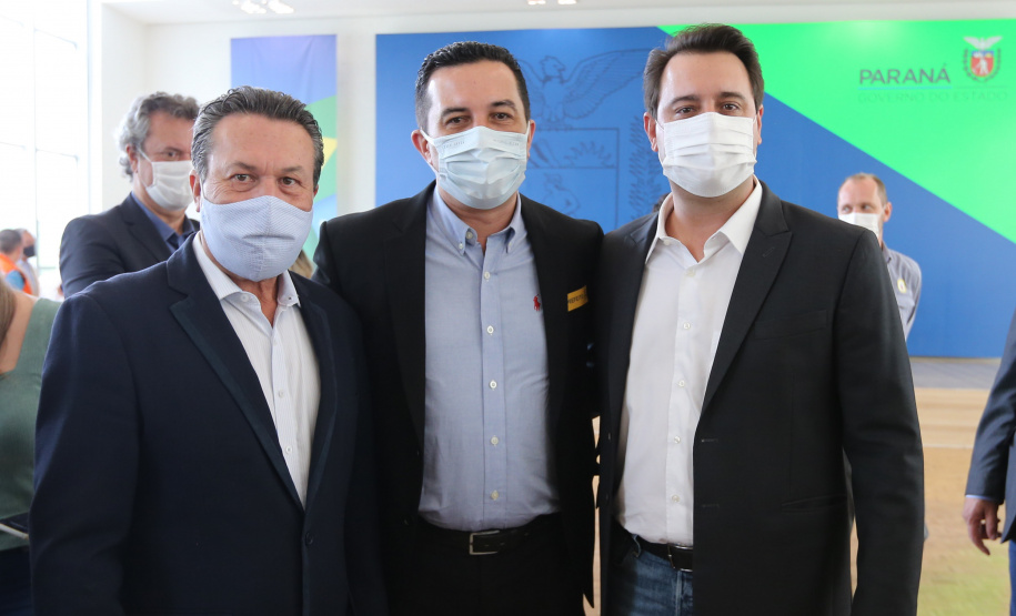 O governador Carlos Massa Ratinho Junior entrega   nesta quarta-feira (24),  29 Caminhões Pipa, Compactadores de Lixo e ColetaSeletiva,  acompanhado  do Secretário do Desenvolvimento Sustentável e do Turismo,  Marcio Nunes do Secretaria de Estado da Administração e Previdência, Marcel Micheletto   e do chefe da Casa Civil, Guto Silva.  Curitiba, 24/02/2021. Foto: Geraldo Bubniak/AEN