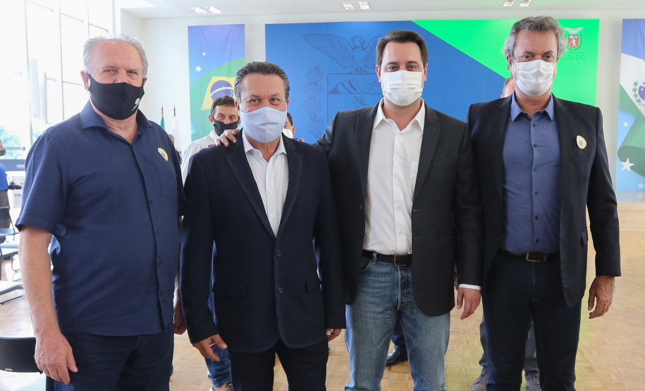 O governador Carlos Massa Ratinho Junior entrega   nesta quarta-feira (24),  29 Caminhões Pipa, Compactadores de Lixo e ColetaSeletiva,  acompanhado  do Secretário do Desenvolvimento Sustentável e do Turismo,  Marcio Nunes do Secretaria de Estado da Administração e Previdência, Marcel Micheletto   e do chefe da Casa Civil, Guto Silva.  Curitiba, 24/02/2021. Foto: Geraldo Bubniak/AEN