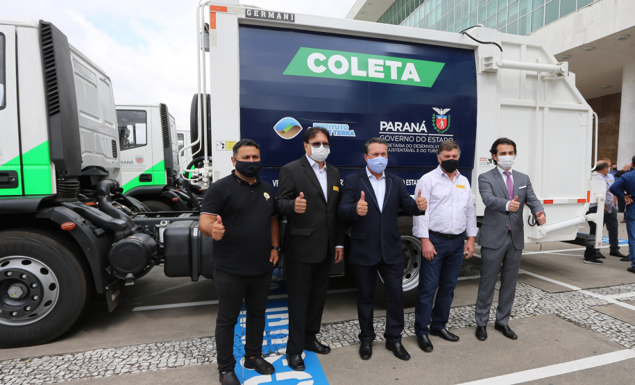 O governador Carlos Massa Ratinho Junior entrega   nesta quarta-feira (24),  29 Caminhões Pipa, Compactadores de Lixo e ColetaSeletiva,  acompanhado  do Secretário do Desenvolvimento Sustentável e do Turismo,  Marcio Nunes do Secretaria de Estado da Administração e Previdência, Marcel Micheletto   e do chefe da Casa Civil, Guto Silva.  Curitiba, 24/02/2021. Foto: Geraldo Bubniak/AEN