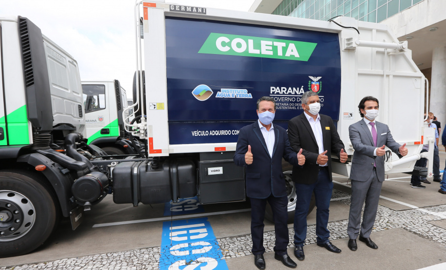 O governador Carlos Massa Ratinho Junior entrega   nesta quarta-feira (24),  29 Caminhões Pipa, Compactadores de Lixo e ColetaSeletiva,  acompanhado  do Secretário do Desenvolvimento Sustentável e do Turismo,  Marcio Nunes do Secretaria de Estado da Administração e Previdência, Marcel Micheletto   e do chefe da Casa Civil, Guto Silva.  Curitiba, 24/02/2021. Foto: Geraldo Bubniak/AEN