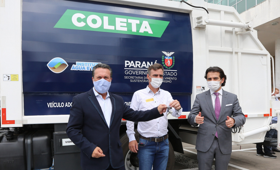O governador Carlos Massa Ratinho Junior entrega   nesta quarta-feira (24),  29 Caminhões Pipa, Compactadores de Lixo e ColetaSeletiva,  acompanhado  do Secretário do Desenvolvimento Sustentável e do Turismo,  Marcio Nunes do Secretaria de Estado da Administração e Previdência, Marcel Micheletto   e do chefe da Casa Civil, Guto Silva.  Curitiba, 24/02/2021. Foto: Geraldo Bubniak/AEN
