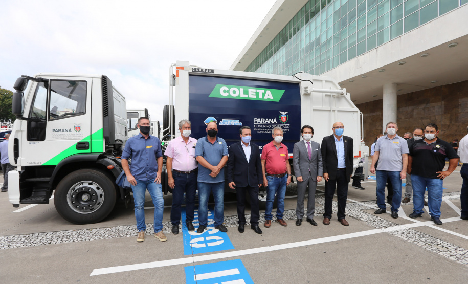 O governador Carlos Massa Ratinho Junior entrega   nesta quarta-feira (24),  29 Caminhões Pipa, Compactadores de Lixo e ColetaSeletiva,  acompanhado  do Secretário do Desenvolvimento Sustentável e do Turismo,  Marcio Nunes do Secretaria de Estado da Administração e Previdência, Marcel Micheletto   e do chefe da Casa Civil, Guto Silva.  Curitiba, 24/02/2021. Foto: Geraldo Bubniak/AEN
