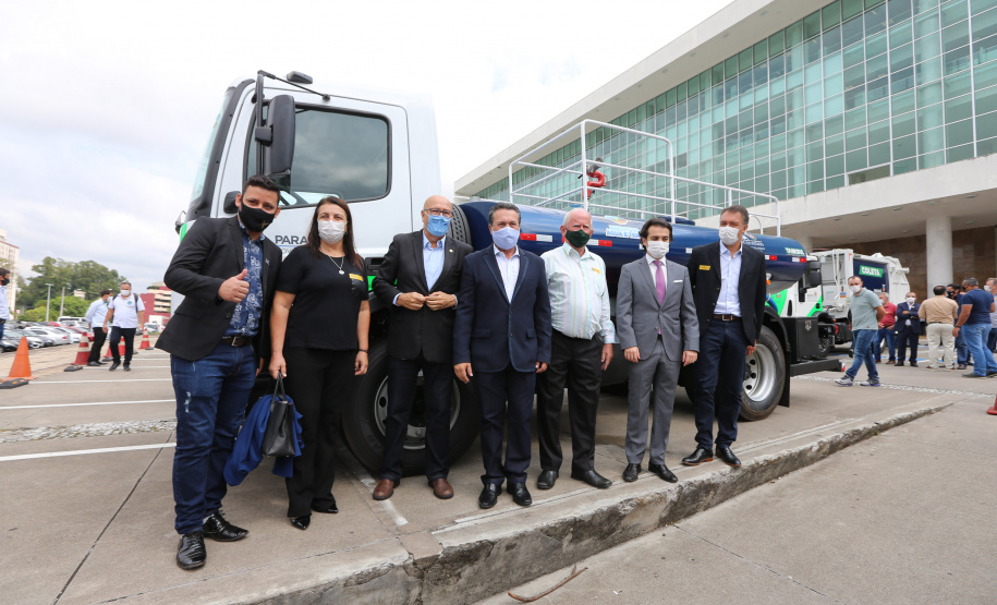O governador Carlos Massa Ratinho Junior entrega   nesta quarta-feira (24),  29 Caminhões Pipa, Compactadores de Lixo e ColetaSeletiva,  acompanhado  do Secretário do Desenvolvimento Sustentável e do Turismo,  Marcio Nunes do Secretaria de Estado da Administração e Previdência, Marcel Micheletto   e do chefe da Casa Civil, Guto Silva.  Curitiba, 24/02/2021. Foto: Geraldo Bubniak/AEN