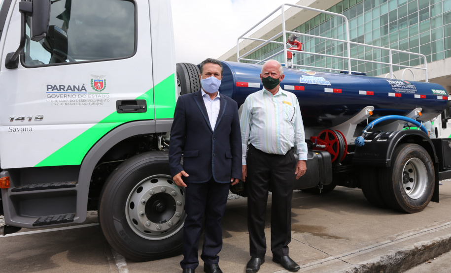 O governador Carlos Massa Ratinho Junior entrega   nesta quarta-feira (24),  29 Caminhões Pipa, Compactadores de Lixo e ColetaSeletiva,  acompanhado  do Secretário do Desenvolvimento Sustentável e do Turismo,  Marcio Nunes do Secretaria de Estado da Administração e Previdência, Marcel Micheletto   e do chefe da Casa Civil, Guto Silva.  Curitiba, 24/02/2021. Foto: Geraldo Bubniak/AEN