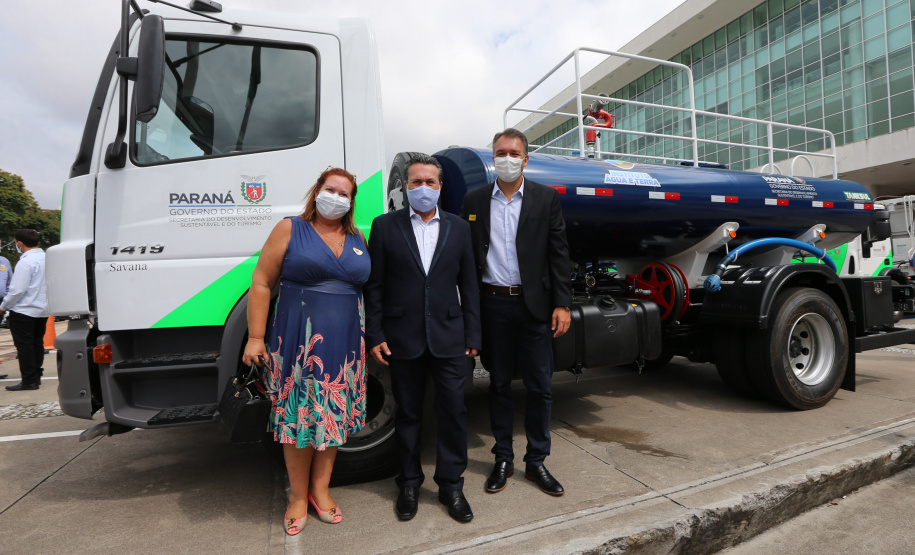 O governador Carlos Massa Ratinho Junior entrega   nesta quarta-feira (24),  29 Caminhões Pipa, Compactadores de Lixo e ColetaSeletiva,  acompanhado  do Secretário do Desenvolvimento Sustentável e do Turismo,  Marcio Nunes do Secretaria de Estado da Administração e Previdência, Marcel Micheletto   e do chefe da Casa Civil, Guto Silva.  Curitiba, 24/02/2021. Foto: Geraldo Bubniak/AEN