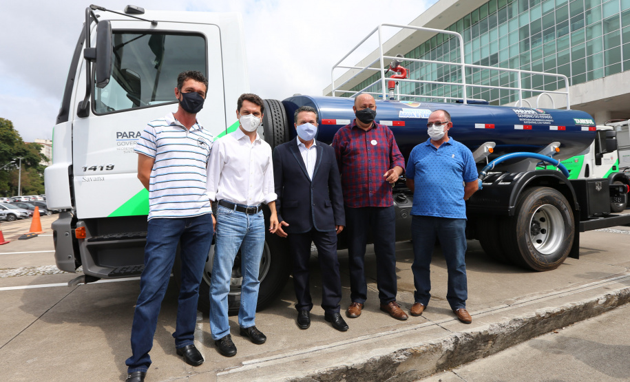 O governador Carlos Massa Ratinho Junior entrega   nesta quarta-feira (24),  29 Caminhões Pipa, Compactadores de Lixo e ColetaSeletiva,  acompanhado  do Secretário do Desenvolvimento Sustentável e do Turismo,  Marcio Nunes do Secretaria de Estado da Administração e Previdência, Marcel Micheletto   e do chefe da Casa Civil, Guto Silva.  Curitiba, 24/02/2021. Foto: Geraldo Bubniak/AEN