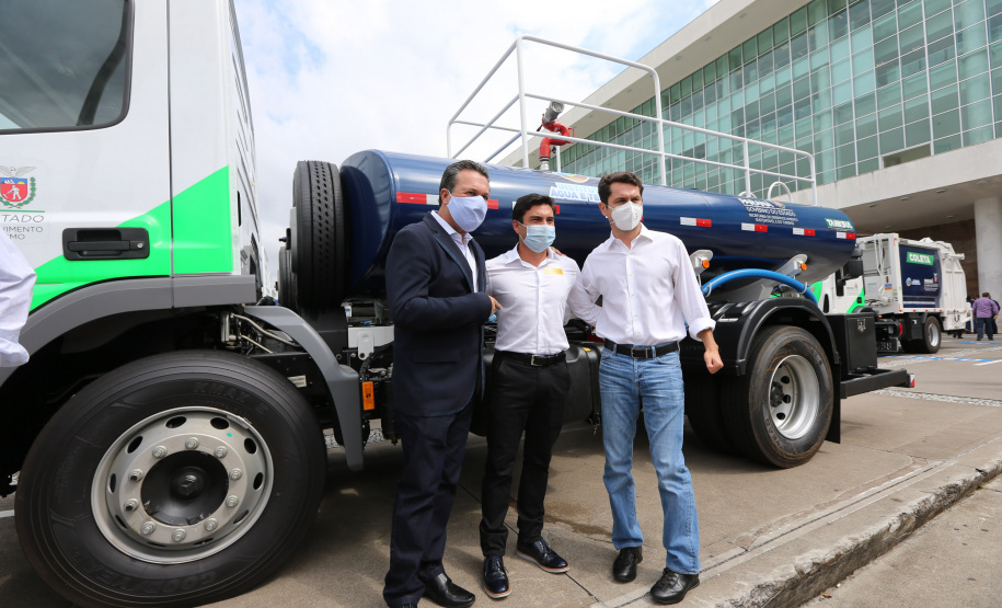 O governador Carlos Massa Ratinho Junior entrega   nesta quarta-feira (24),  29 Caminhões Pipa, Compactadores de Lixo e ColetaSeletiva,  acompanhado  do Secretário do Desenvolvimento Sustentável e do Turismo,  Marcio Nunes do Secretaria de Estado da Administração e Previdência, Marcel Micheletto   e do chefe da Casa Civil, Guto Silva.  Curitiba, 24/02/2021. Foto: Geraldo Bubniak/AEN