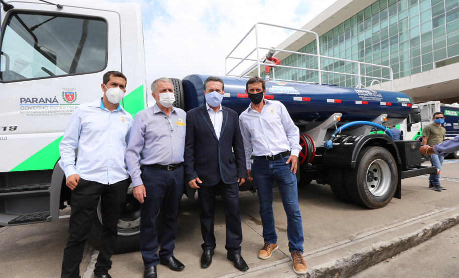 O governador Carlos Massa Ratinho Junior entrega   nesta quarta-feira (24),  29 Caminhões Pipa, Compactadores de Lixo e ColetaSeletiva,  acompanhado  do Secretário do Desenvolvimento Sustentável e do Turismo,  Marcio Nunes do Secretaria de Estado da Administração e Previdência, Marcel Micheletto   e do chefe da Casa Civil, Guto Silva.  Curitiba, 24/02/2021. Foto: Geraldo Bubniak/AEN