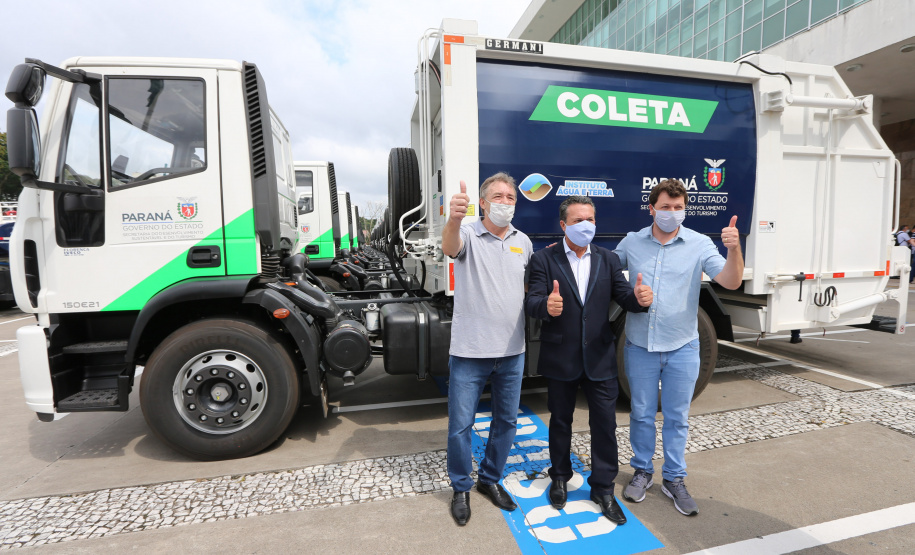 O governador Carlos Massa Ratinho Junior entrega   nesta quarta-feira (24),  29 Caminhões Pipa, Compactadores de Lixo e ColetaSeletiva,  acompanhado  do Secretário do Desenvolvimento Sustentável e do Turismo,  Marcio Nunes do Secretaria de Estado da Administração e Previdência, Marcel Micheletto   e do chefe da Casa Civil, Guto Silva.  Curitiba, 24/02/2021. Foto: Geraldo Bubniak/AEN
