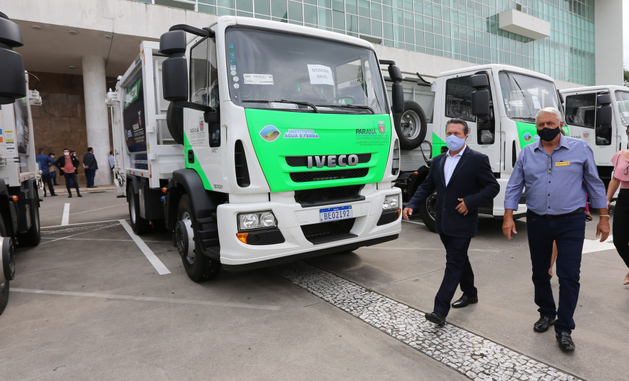 O governador Carlos Massa Ratinho Junior entrega   nesta quarta-feira (24),  29 Caminhões Pipa, Compactadores de Lixo e ColetaSeletiva,  acompanhado  do Secretário do Desenvolvimento Sustentável e do Turismo,  Marcio Nunes do Secretaria de Estado da Administração e Previdência, Marcel Micheletto   e do chefe da Casa Civil, Guto Silva.  Curitiba, 24/02/2021. Foto: Geraldo Bubniak/AEN