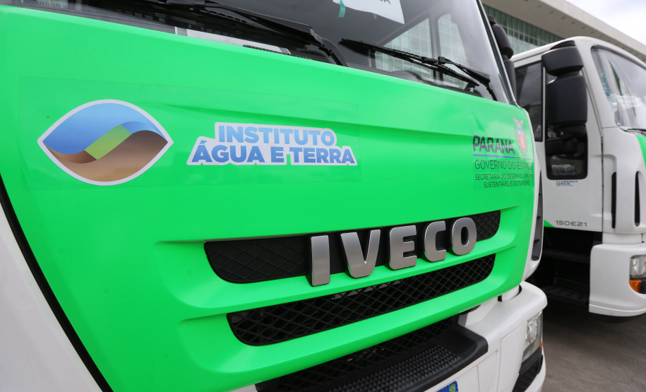 O governador Carlos Massa Ratinho Junior entrega   nesta quarta-feira (24),  29 Caminhões Pipa, Compactadores de Lixo e ColetaSeletiva,  acompanhado  do Secretário do Desenvolvimento Sustentável e do Turismo,  Marcio Nunes do Secretaria de Estado da Administração e Previdência, Marcel Micheletto   e do chefe da Casa Civil, Guto Silva.  Curitiba, 24/02/2021. Foto: Geraldo Bubniak/AEN