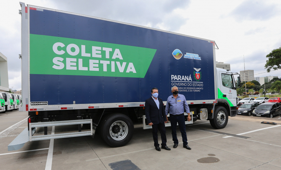 O governador Carlos Massa Ratinho Junior entrega   nesta quarta-feira (24),  29 Caminhões Pipa, Compactadores de Lixo e ColetaSeletiva,  acompanhado  do Secretário do Desenvolvimento Sustentável e do Turismo,  Marcio Nunes do Secretaria de Estado da Administração e Previdência, Marcel Micheletto   e do chefe da Casa Civil, Guto Silva.  Curitiba, 24/02/2021. Foto: Geraldo Bubniak/AEN