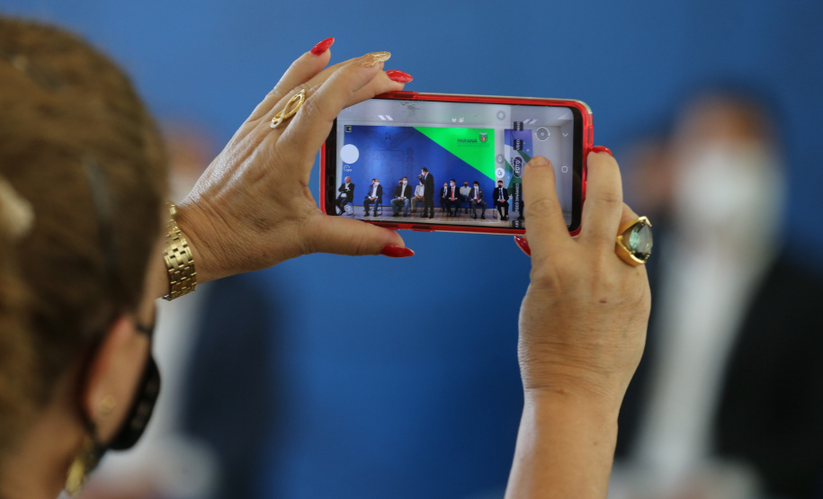 O governador Carlos Massa Ratinho Junior entrega   nesta quarta-feira (24),  29 Caminhões Pipa, Compactadores de Lixo e ColetaSeletiva,  acompanhado  do Secretário do Desenvolvimento Sustentável e do Turismo,  Marcio Nunes do Secretaria de Estado da Administração e Previdência, Marcel Micheletto   e do chefe da Casa Civil, Guto Silva.  Curitiba, 24/02/2021. Foto: Geraldo Bubniak/AEN