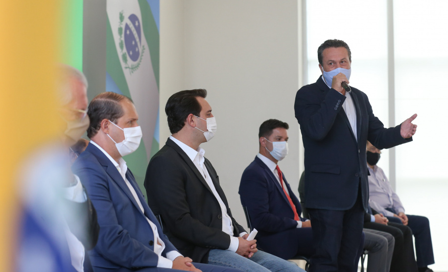 O governador Carlos Massa Ratinho Junior entrega   nesta quarta-feira (24),  29 Caminhões Pipa, Compactadores de Lixo e ColetaSeletiva,  acompanhado  do Secretário do Desenvolvimento Sustentável e do Turismo,  Marcio Nunes do Secretaria de Estado da Administração e Previdência, Marcel Micheletto   e do chefe da Casa Civil, Guto Silva.  Curitiba, 24/02/2021. Foto: Geraldo Bubniak/AEN