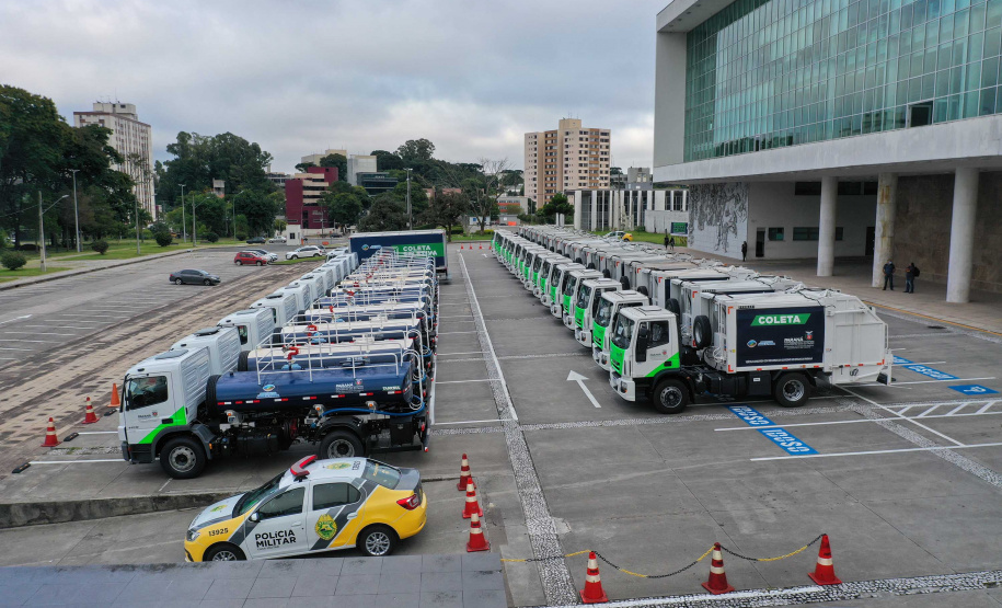 O governador Carlos Massa Ratinho Junior entregou nesta quarta-feira (24) 29 veículos para ações de sustentabilidade em 27 municípios paranaenses, além de um caminhão-pipa para uso exclusivo da Defesa Civil do Paraná. São ao todo 11 caminhões-pipa, 17 caminhões compactadores de lixo e dois caminhões de coleta seletiva. -  Curitiba, 24/02/2021  -  Foto: Alessandro Vieira/AEN