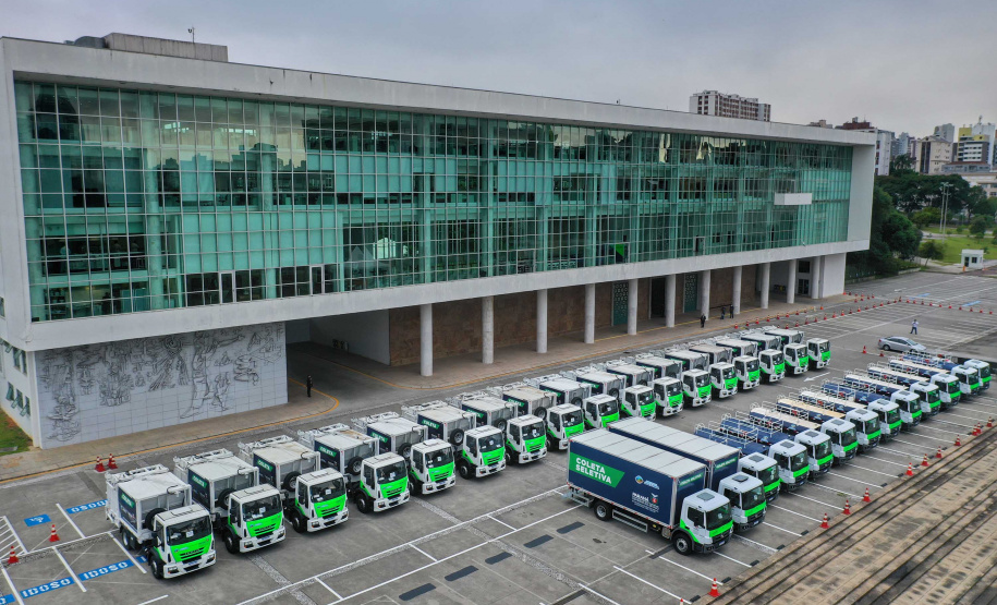 O governador Carlos Massa Ratinho Junior entregou nesta quarta-feira (24) 29 veículos para ações de sustentabilidade em 27 municípios paranaenses, além de um caminhão-pipa para uso exclusivo da Defesa Civil do Paraná. São ao todo 11 caminhões-pipa, 17 caminhões compactadores de lixo e dois caminhões de coleta seletiva. -  Curitiba, 24/02/2021  -  Foto: Alessandro Vieira/AEN