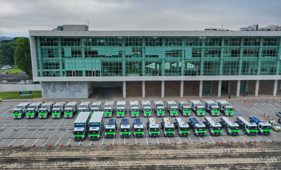 O governador Carlos Massa Ratinho Junior entregou nesta quarta-feira (24) 29 veículos para ações de sustentabilidade em 27 municípios paranaenses, além de um caminhão-pipa para uso exclusivo da Defesa Civil do Paraná. São ao todo 11 caminhões-pipa, 17 caminhões compactadores de lixo e dois caminhões de coleta seletiva. -  Curitiba, 24/02/2021