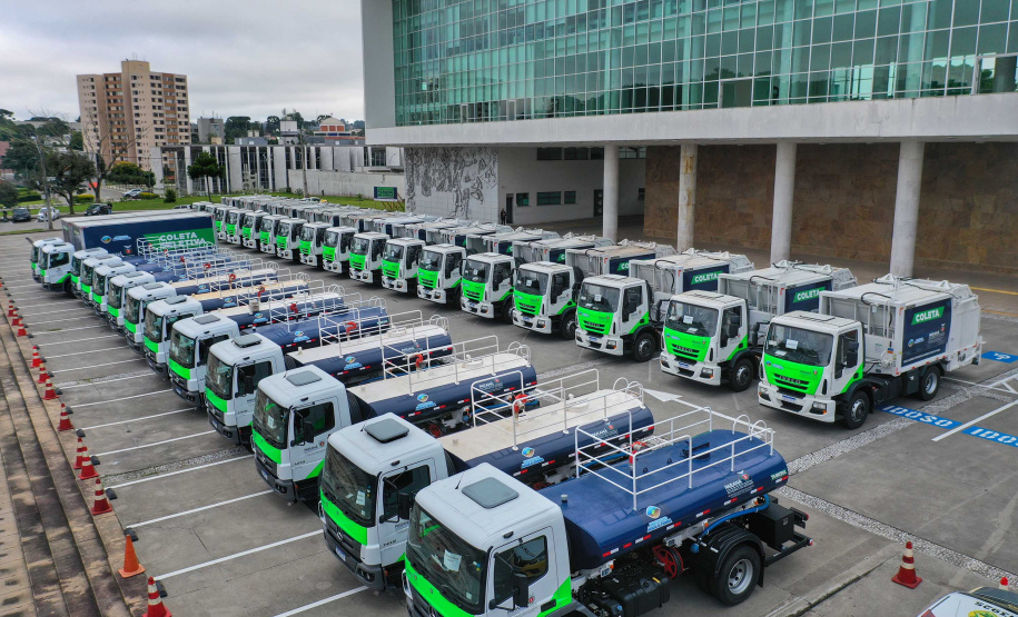O governador Carlos Massa Ratinho Junior entregou nesta quarta-feira (24) 29 veículos para ações de sustentabilidade em 27 municípios paranaenses, além de um caminhão-pipa para uso exclusivo da Defesa Civil do Paraná. São ao todo 11 caminhões-pipa, 17 caminhões compactadores de lixo e dois caminhões de coleta seletiva. -  Curitiba, 24/02/2021  -  Foto: Alessandro Vieira/AEN