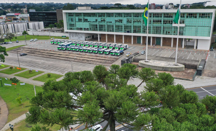 O governador Carlos Massa Ratinho Junior entregou nesta quarta-feira (24) 29 veículos para ações de sustentabilidade em 27 municípios paranaenses, além de um caminhão-pipa para uso exclusivo da Defesa Civil do Paraná. São ao todo 11 caminhões-pipa, 17 caminhões compactadores de lixo e dois caminhões de coleta seletiva. -  Curitiba, 24/02/2021  -  Foto: Alessandro Vieira/AEN