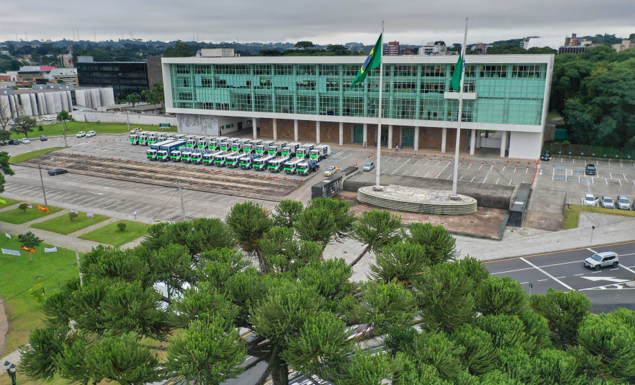 O governador Carlos Massa Ratinho Junior entregou nesta quarta-feira (24) 29 veículos para ações de sustentabilidade em 27 municípios paranaenses, além de um caminhão-pipa para uso exclusivo da Defesa Civil do Paraná. São ao todo 11 caminhões-pipa, 17 caminhões compactadores de lixo e dois caminhões de coleta seletiva. -  Curitiba, 24/02/2021  -  Foto: Alessandro Vieira/AEN