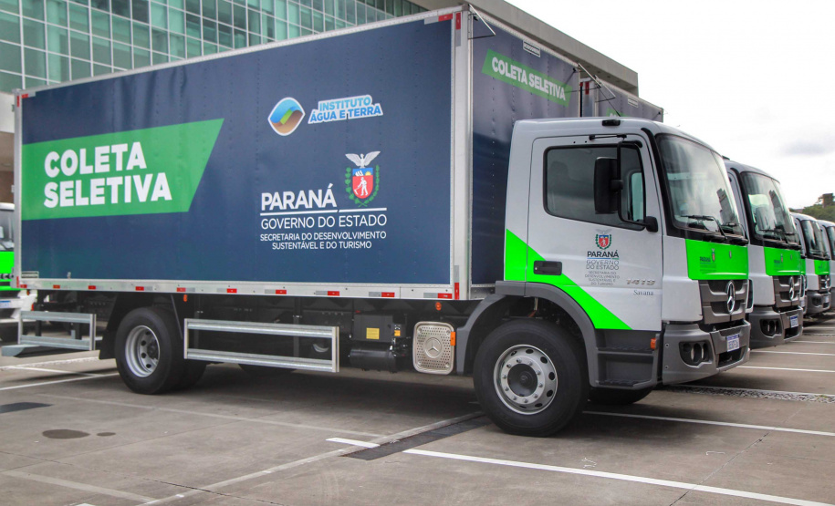 O governador Carlos Massa Ratinho Junior entregou nesta quarta-feira (24) 29 veículos para ações de sustentabilidade em 27 municípios paranaenses, além de um caminhão-pipa para uso exclusivo da Defesa Civil do Paraná. São ao todo 11 caminhões-pipa, 17 caminhões compactadores de lixo e dois caminhões de coleta seletiva. -  Curitiba, 24/02/2021  -  Foto: Alessandro Vieira/AEN