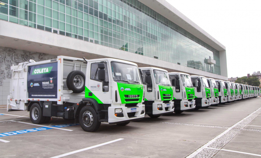 O governador Carlos Massa Ratinho Junior entregou nesta quarta-feira (24) 29 veículos para ações de sustentabilidade em 27 municípios paranaenses, além de um caminhão-pipa para uso exclusivo da Defesa Civil do Paraná. São ao todo 11 caminhões-pipa, 17 caminhões compactadores de lixo e dois caminhões de coleta seletiva. -  Curitiba, 24/02/2021  -  Foto: Alessandro Vieira/AEN