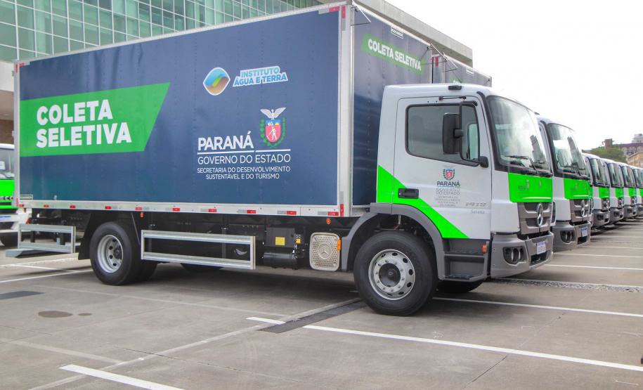 O governador Carlos Massa Ratinho Junior entregou nesta quarta-feira (24) 29 veículos para ações de sustentabilidade em 27 municípios paranaenses, além de um caminhão-pipa para uso exclusivo da Defesa Civil do Paraná. São ao todo 11 caminhões-pipa, 17 caminhões compactadores de lixo e dois caminhões de coleta seletiva. -  Curitiba, 24/02/2021  -  Foto: Alessandro Vieira/AEN