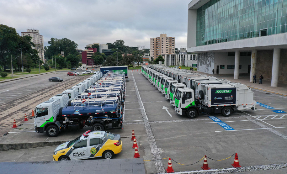 O governador Carlos Massa Ratinho Junior entregou nesta quarta-feira (24) 29 veículos para ações de sustentabilidade em 27 municípios paranaenses, além de um caminhão-pipa para uso exclusivo da Defesa Civil do Paraná. São ao todo 11 caminhões-pipa, 17 caminhões compactadores de lixo e dois caminhões de coleta seletiva. -  Curitiba, 24/02/2021  -  Foto: Alessandro Vieira/AEN