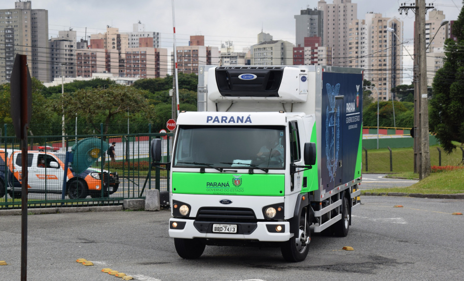 As doses chegaram no aeroporto de São José dos Pinhais na manhã desta quarta-feira e já foram encaminhadas para o Cemepar para o registro, armazenamento em câmara fria com temperatura entre 2 e 8 graus e organização para distribuição entre as Regionais de Saúde do Estado.  Foto: Antonio Americo/SESA
