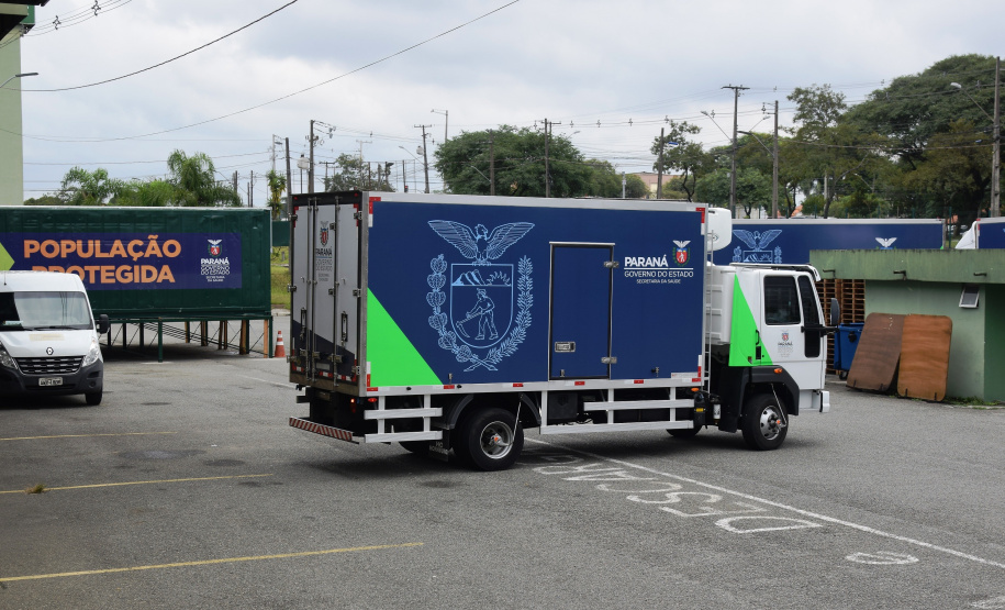 As doses chegaram no aeroporto de São José dos Pinhais na manhã desta quarta-feira e já foram encaminhadas para o Cemepar para o registro, armazenamento em câmara fria com temperatura entre 2 e 8 graus e organização para distribuição entre as Regionais de Saúde do Estado.  Foto: Antonio Americo/SESA