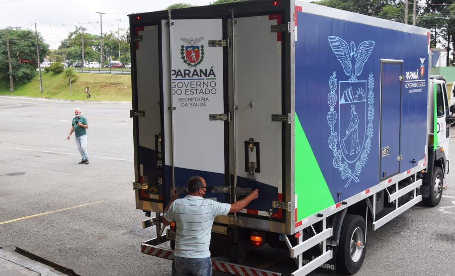 As doses chegaram no aeroporto de São José dos Pinhais na manhã desta quarta-feira e já foram encaminhadas para o Cemepar para o registro, armazenamento em câmara fria com temperatura entre 2 e 8 graus e organização para distribuição entre as Regionais de Saúde do Estado.  Foto: Antonio Americo/SESA