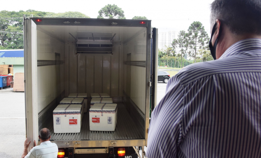 As doses chegaram no aeroporto de São José dos Pinhais na manhã desta quarta-feira e já foram encaminhadas para o Cemepar para o registro, armazenamento em câmara fria com temperatura entre 2 e 8 graus e organização para distribuição entre as Regionais de Saúde do Estado.  Foto: Antonio Americo/SESA