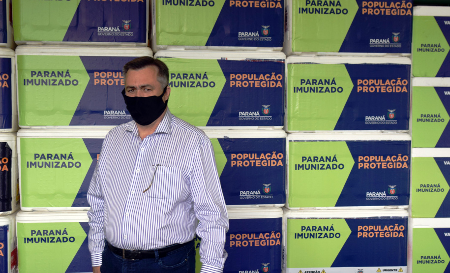 As doses chegaram no aeroporto de São José dos Pinhais na manhã desta quarta-feira e já foram encaminhadas para o Cemepar para o registro, armazenamento em câmara fria com temperatura entre 2 e 8 graus e organização para distribuição entre as Regionais de Saúde do Estado.  Foto: Antonio Americo/SESA