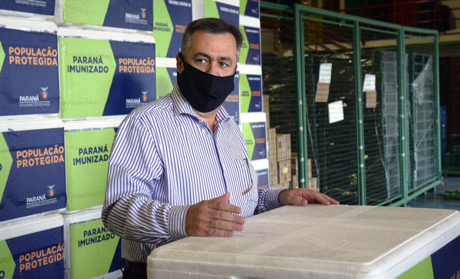 As doses chegaram no aeroporto de São José dos Pinhais na manhã desta quarta-feira e já foram encaminhadas para o Cemepar para o registro, armazenamento em câmara fria com temperatura entre 2 e 8 graus e organização para distribuição entre as Regionais de Saúde do Estado.  Foto: Antonio Americo/SESA