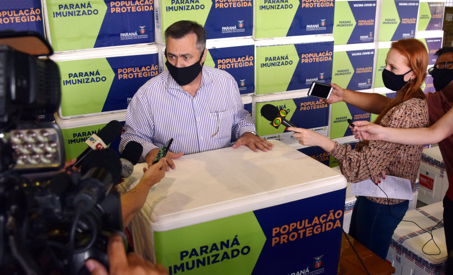 As doses chegaram no aeroporto de São José dos Pinhais na manhã desta quarta-feira e já foram encaminhadas para o Cemepar para o registro, armazenamento em câmara fria com temperatura entre 2 e 8 graus e organização para distribuição entre as Regionais de Saúde do Estado.  Foto: Antonio Americo/SESA