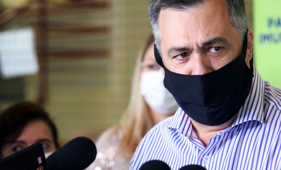 As doses chegaram no aeroporto de São José dos Pinhais na manhã desta quarta-feira e já foram encaminhadas para o Cemepar para o registro, armazenamento em câmara fria com temperatura entre 2 e 8 graus e organização para distribuição entre as Regionais de Saúde do Estado.  Foto: Antonio Americo/SESA