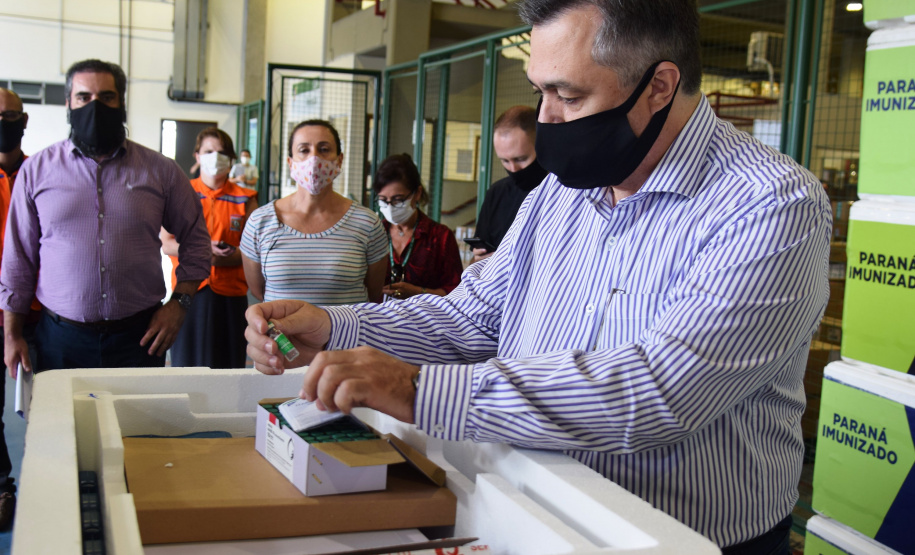 As doses chegaram no aeroporto de São José dos Pinhais na manhã desta quarta-feira e já foram encaminhadas para o Cemepar para o registro, armazenamento em câmara fria com temperatura entre 2 e 8 graus e organização para distribuição entre as Regionais de Saúde do Estado.  Foto: Antonio Americo/SESA