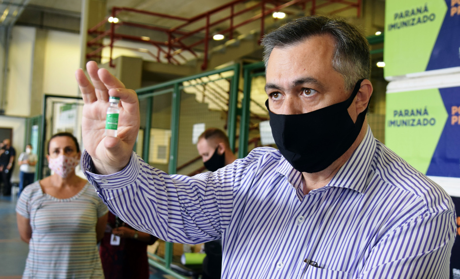 As doses chegaram no aeroporto de São José dos Pinhais na manhã desta quarta-feira e já foram encaminhadas para o Cemepar para o registro, armazenamento em câmara fria com temperatura entre 2 e 8 graus e organização para distribuição entre as Regionais de Saúde do Estado.  Foto: Antonio Americo/SESA