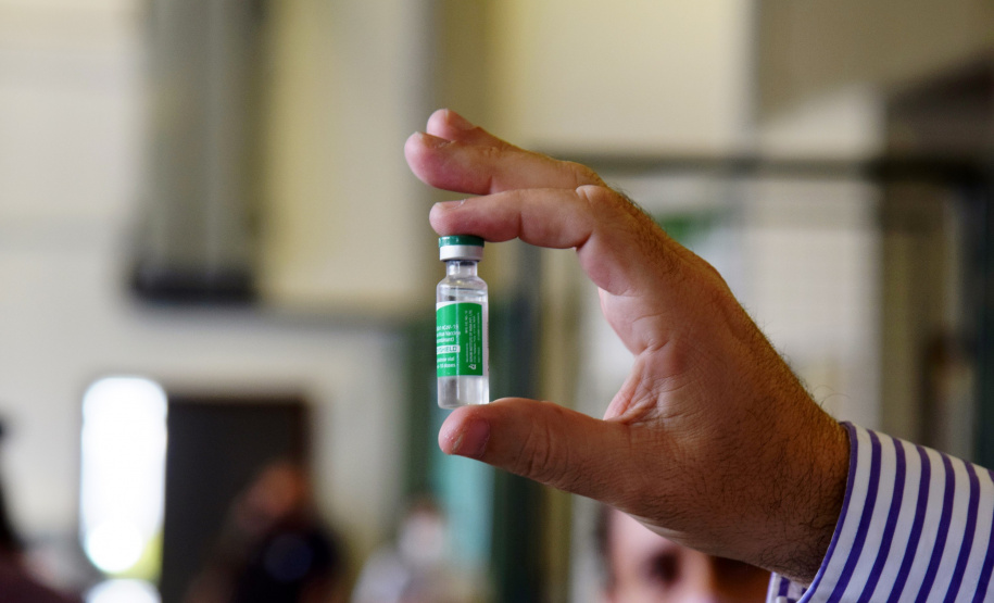 As doses chegaram no aeroporto de São José dos Pinhais na manhã desta quarta-feira e já foram encaminhadas para o Cemepar para o registro, armazenamento em câmara fria com temperatura entre 2 e 8 graus e organização para distribuição entre as Regionais de Saúde do Estado.  Foto: Antonio Americo/SESA