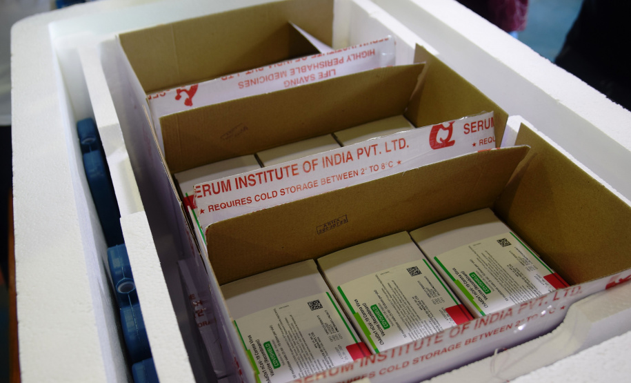 As doses chegaram no aeroporto de São José dos Pinhais na manhã desta quarta-feira e já foram encaminhadas para o Cemepar para o registro, armazenamento em câmara fria com temperatura entre 2 e 8 graus e organização para distribuição entre as Regionais de Saúde do Estado.  Foto: Antonio Americo/SESA