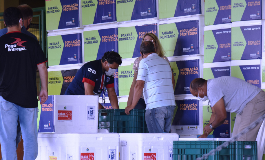 As doses chegaram no aeroporto de São José dos Pinhais na manhã desta quarta-feira e já foram encaminhadas para o Cemepar para o registro, armazenamento em câmara fria com temperatura entre 2 e 8 graus e organização para distribuição entre as Regionais de Saúde do Estado.  Foto: Antonio Americo/SESA