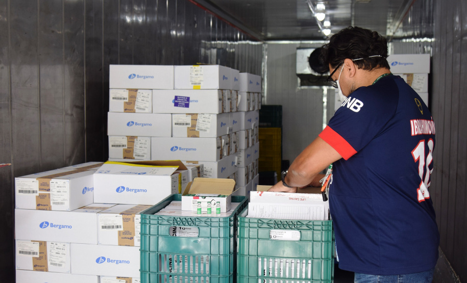 As doses chegaram no aeroporto de São José dos Pinhais na manhã desta quarta-feira e já foram encaminhadas para o Cemepar para o registro, armazenamento em câmara fria com temperatura entre 2 e 8 graus e organização para distribuição entre as Regionais de Saúde do Estado.  Foto: Antonio Americo/SESA