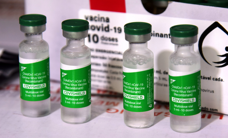As doses chegaram no aeroporto de São José dos Pinhais na manhã desta quarta-feira e já foram encaminhadas para o Cemepar para o registro, armazenamento em câmara fria com temperatura entre 2 e 8 graus e organização para distribuição entre as Regionais de Saúde do Estado.  Foto: Antonio Americo/SESA
