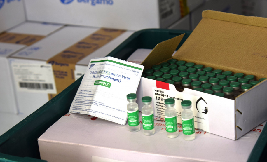 As doses chegaram no aeroporto de São José dos Pinhais na manhã desta quarta-feira e já foram encaminhadas para o Cemepar para o registro, armazenamento em câmara fria com temperatura entre 2 e 8 graus e organização para distribuição entre as Regionais de Saúde do Estado.  Foto: Antonio Americo/SESA