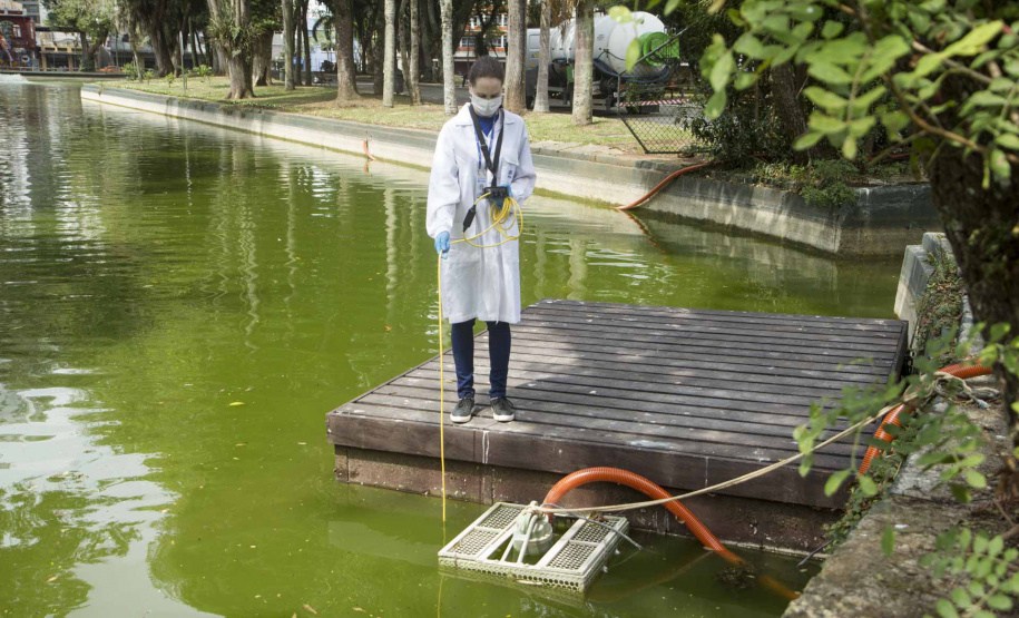 A Sanepar está fazendo estudos de aplicação da tecnologia de nanobolhas para melhorar a qualidade da água das lagoas do Passeio Público, em Curitiba.  -  Foto: André Thiago