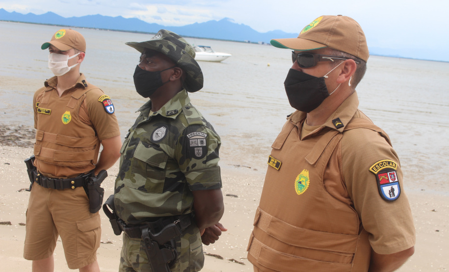 Comerciantes e turistas aprovam policiamento preventivo na Ilha do Mel  -  Curitiba, 24/02/2021  -  Foto: Divulgação PMPR